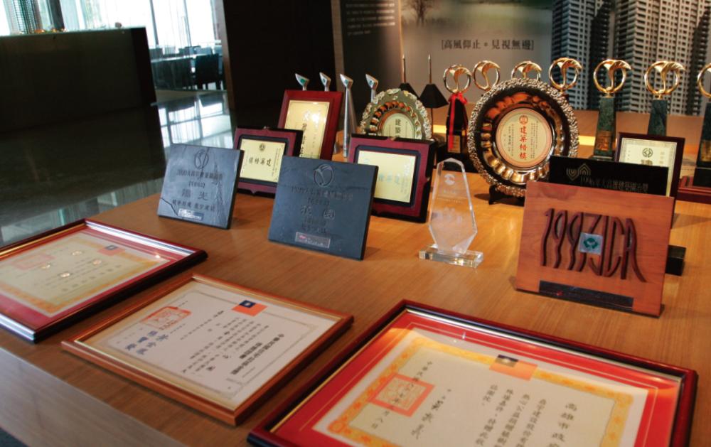 鼎宇建設的作品經常榮獲建築園冶獎的肯定。 鼎宇建設的作品經常榮獲建築園冶獎的肯定。
