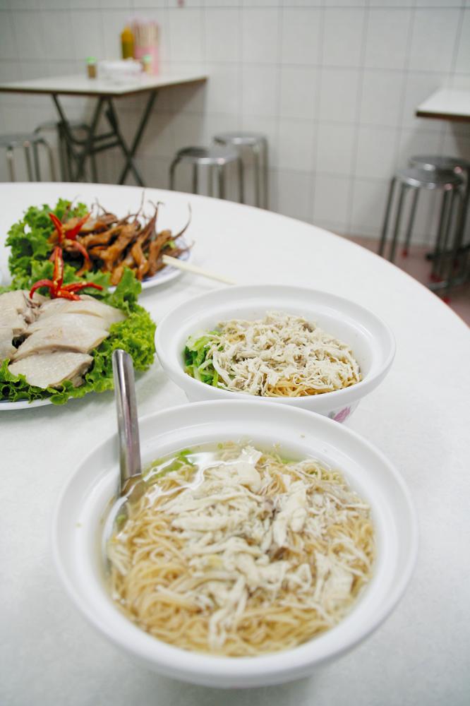 阿財雞絲麺分湯麵、乾麺,乾麵內用還附清湯哦。 阿財雞絲麺分湯麵、乾麺,乾麵內用還附清湯哦。