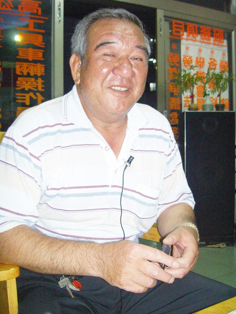 散裝碼頭工人顧孔明。
