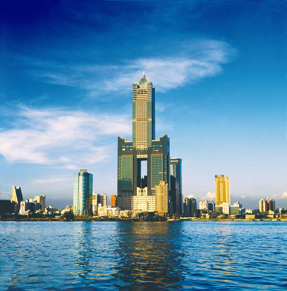 從中島(前鎮加工區)遠望85大樓,壯觀的景象彷彿佇立海上。