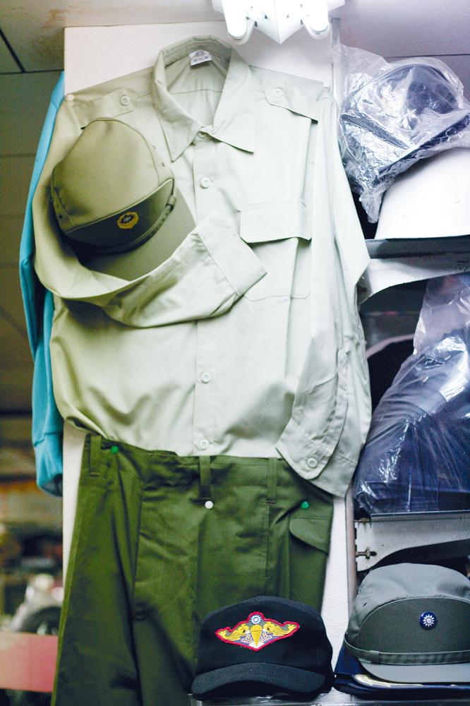 四海軍品店內所有阿兵哥必備的背包、軍服、帽子等，一應俱全。