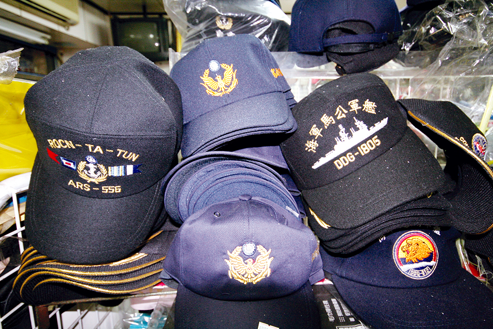 四海軍品店內所有阿兵哥必備的背包、軍服、帽子等，一應俱全。