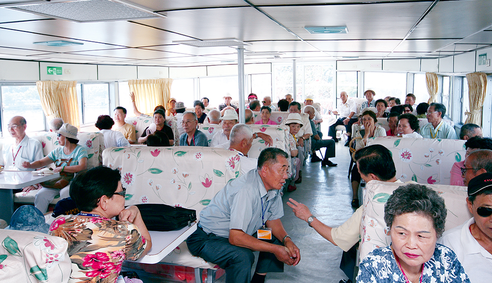 搭乘長安二號遊港賞船,可一飽港都的海岸風情。 搭乘長安二號遊港賞船,可一飽港都的海岸風情。
