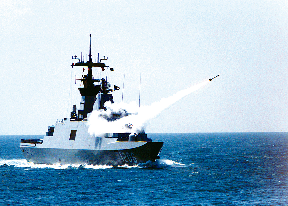康定級艦發射飛彈實況。