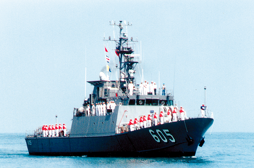 錦江級巡邏艦，船上站滿巡禮的海軍。