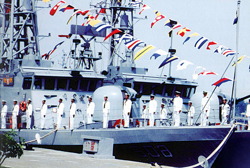 軍艦進港,海軍們行傳統禮節一站波禮。