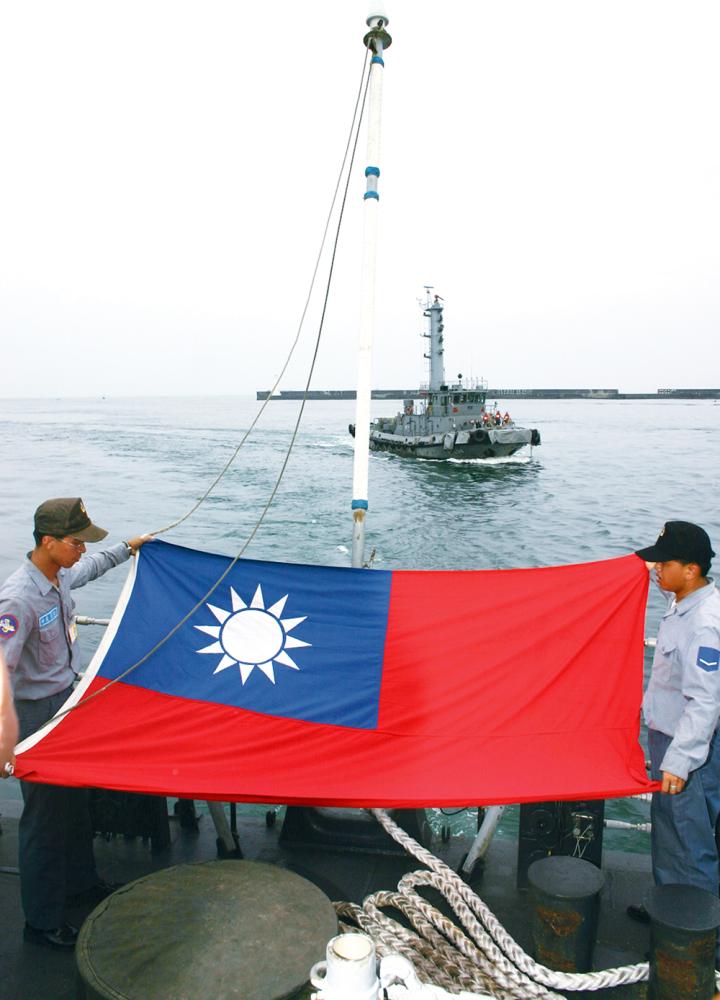 與國旗同式的海軍軍旗,依國際禮儀,為軍艦停泊外國港口時所懸掛的艦艉旗。