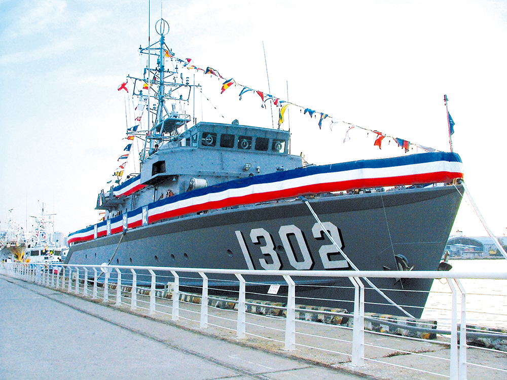 永豐級掃雷艦1302永嘉艦,展現軍艦的雄偉氣勢。