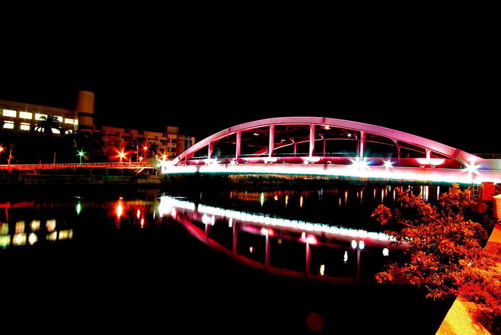 紅色拱形的中都橋·為中都地區美景之一。