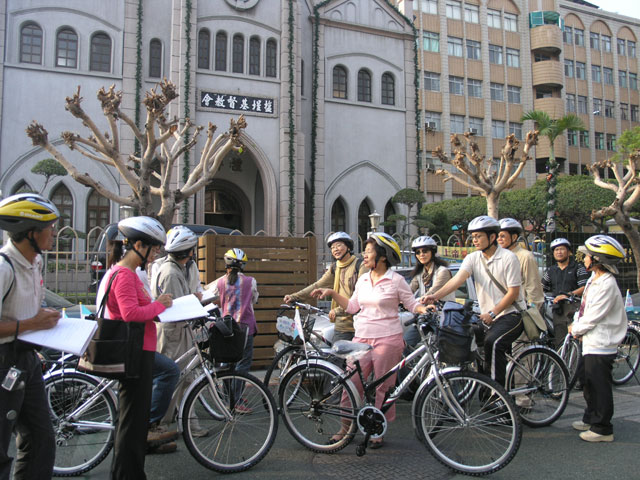 許玲齡擔任起超級導覽員，介紹解說景點歷史，該處為鹽裎基督教會。