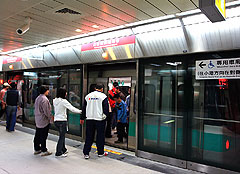 捷運列車進站的指示燈在月台門上方（攝影 / 巧年）