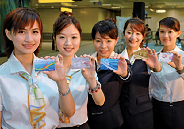 搭捷運可使用IC代幣式單程票及捷運一卡通等儲值票。（圖片 / 高雄捷運公司提供） 