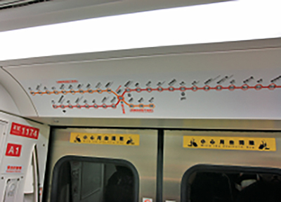捷運車廂內均附有站次路線圖（攝影 / 巧年）