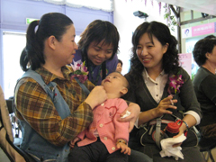 現代職業婦女婚後在育兒與工作之間，所面對的壓力與日俱增。（攝影 /高雄市政府社會局提供）