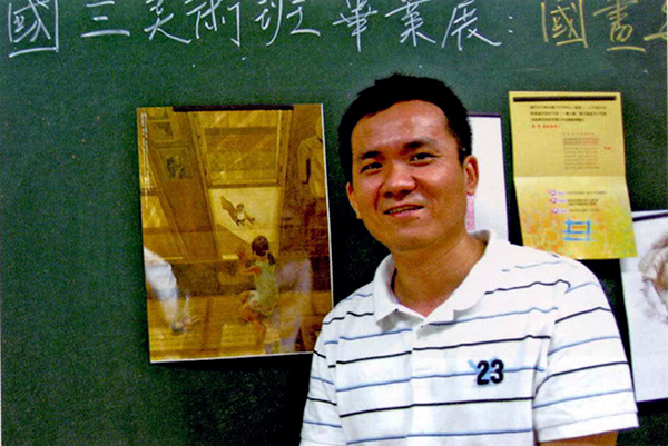 在道明中學任教的蔡達源的創作理念是,「能感動自己,才能感動別人」。( 圖/ 何沛霖攝影 ) 在道明中學任教的蔡達源的創作理念是,「能感動自己,才能感動別人」。( 圖/ 何沛霖攝影 )