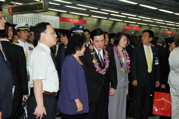 第12任總統、副總統就職國宴520在高雄市舉行,高雄市長陳菊親自歡迎接待,並藉機請馬英九總統力促流行音樂中心的土地取得,以符高雄市民期待。(圖/高嘉澤) 第12任總統、副總統就職國宴520在高雄市舉行,高雄市長陳菊親自歡迎接待,並藉機請馬英九總統力促流行音樂中心的土地取得,以符高雄市民期待。(圖/高嘉澤)