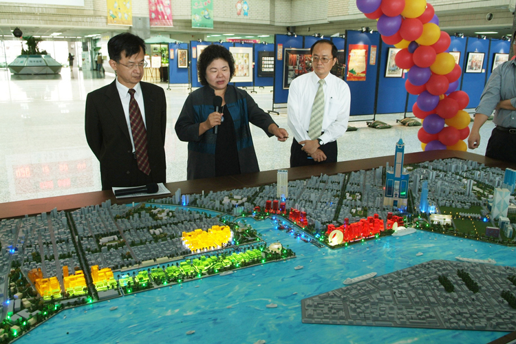 陳菊市長(中)指著流行音樂中心開發計畫模型,宣示市府建設港灣願景。(圖/鮑忠暉攝) 陳菊市長(中)指著流行音樂中心開發計畫模型,宣示市府建設港灣願景。(圖/鮑忠暉攝)