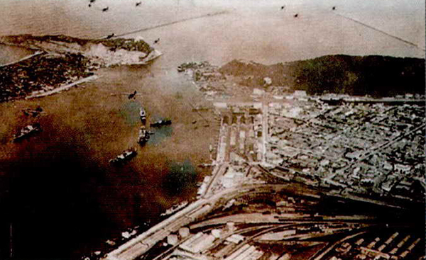 西元1938年（昭和13年）空拍高雄港全景，來往的船隻頻繁，岸上發展繁華。(圖/高雄市立歷史博物館提供) 