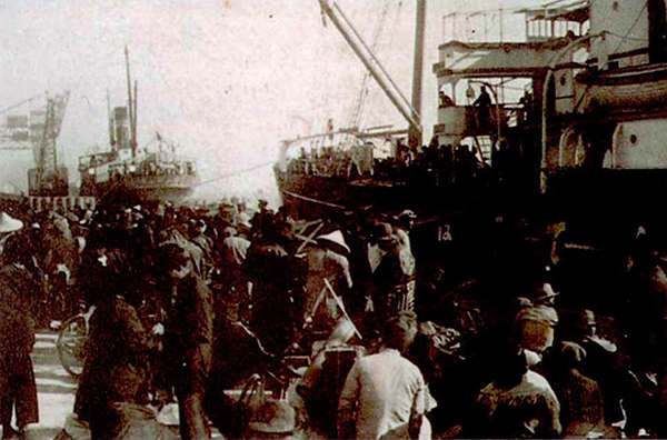 西元1908年（明治41年）築港後的高雄港，因交通優勢蛻變為工業地，而工商業的發展，則加速了高雄市的城市發展。此為早期高雄港岸邊熱鬧繁華的景象。(圖/高雄市立歷史博物館提供)