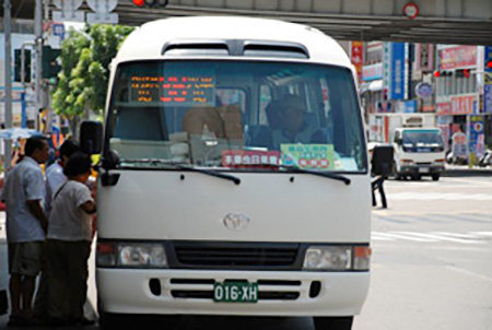 「綠色星期四」免費搭公車上路,運量增加,民眾也肯定。(圖/郭文君攝) 「綠色星期四」免費搭公車上路,運量增加,民眾也肯定。(圖/郭文君攝)