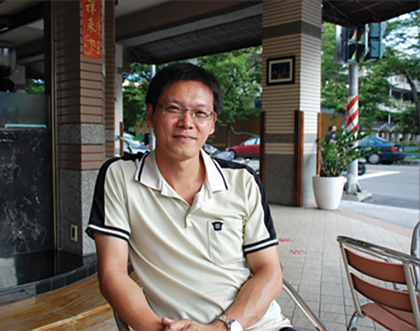 黃明輝用相機鏡頭，捕捉、保存屬於自己的紅毛港感情世界。(攝影/何沛霖)