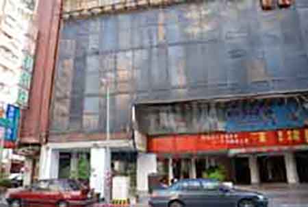 國宮戲院雖已歇業多年,卻因治安問題引發關注。( 圖/ 郭文君攝) 國宮戲院雖已歇業多年,卻因治安問題引發關注。( 圖/ 郭文君攝)