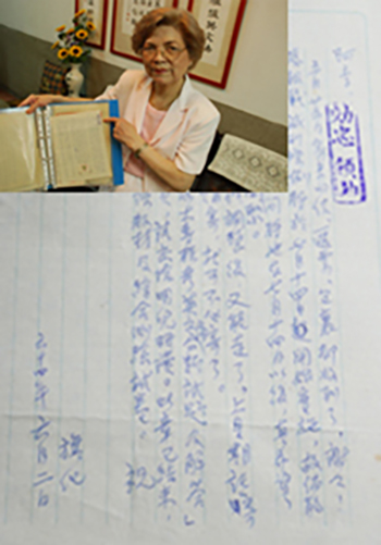 柯蔡阿李女士仍珍藏著當年柯旗化所寫的家書；政治犯寄家書回家，經檢查放行前，一定要蓋個「效忠領袖」的橡皮章。(圖/郭文君攝)