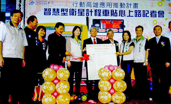 林仁益副市長(右起第五人)、交通局長王國材(左一)和多位市議員一起宣告智慧型衛星計程車上路。(圖/高雄市政府交通局提供) 林仁益副市長(右起第五人)、交通局長王國材(左一)和多位市議員一起宣告智慧型衛星計程車上路。(圖/高雄市政府交通局提供)