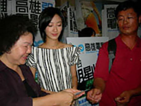 2007年高雄電影節,參展國片「最遙遠的距離」到高雄首映時,陳菊市長(左)特別和該劇女主角桂綸鎂(中)一起客串收票員。(圖/高雄市立電影圖書館提供) 2007年高雄電影節,參展國片「最遙遠的距離」到高雄首映時,陳菊市長(左)特別和該劇女主角桂綸鎂(中)一起客串收票員。(圖/高雄市立電影圖書館提供)
