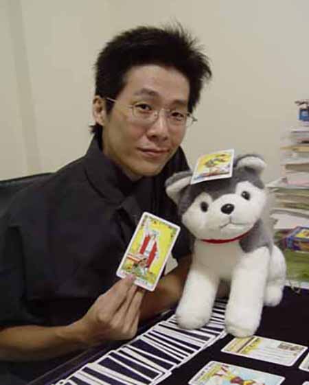 葉庭智,一個文字工作者,投入塔羅牌占卜的世界。( 圖/葉庭智提供) 葉庭智,一個文字工作者,投入塔羅牌占卜的世界。( 圖/葉庭智提供)