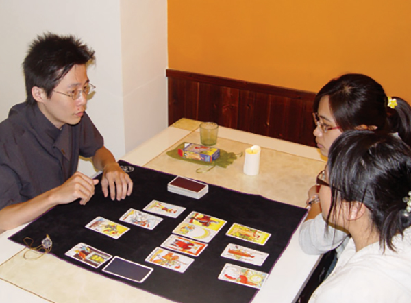 葉庭智幫人用塔羅牌算命、占卜。( 圖/葉庭智提供) 葉庭智幫人用塔羅牌算命、占卜。( 圖/葉庭智提供)