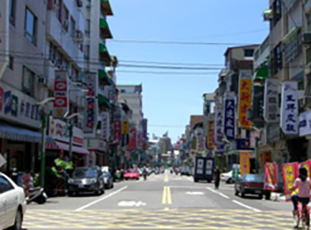 走遠一些，大連街近四十家的皮鞋店，更是高雄知名的皮鞋街。( 圖/ 樺航攝)