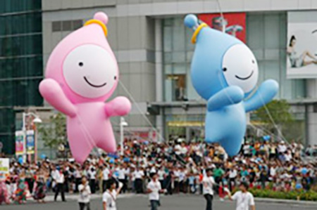 世運吉祥物巨型水精靈寶寶「高妹」、「雄哥」登場，視覺大震撼，甚受歡迎。( 圖/陳俊合攝)