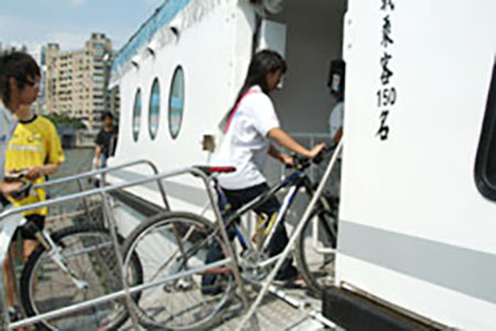 市府積極推動讓民眾能騎自行車搭乘捷運、渡輪,輕鬆遊高雄。(圖/鮑忠暉攝) 市府積極推動讓民眾能騎自行車搭乘捷運、渡輪,輕鬆遊高雄。(圖/鮑忠暉攝)