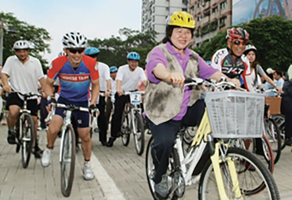 市長陳菊大力提倡民眾騎乘自行車等綠色運具,並積極闢建相關軟硬體設施。(圖/鮑忠暉攝) 市長陳菊大力提倡民眾騎乘自行車等綠色運具,並積極闢建相關軟硬體設施。(圖/鮑忠暉攝)