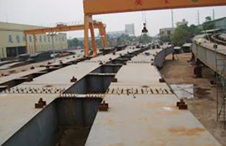國道末段改善工程正積極趕工，完工後可串連漁港路高架橋、新生路高架橋和第二貨櫃中心的交流道。(圖/高雄市政府工務局提供)