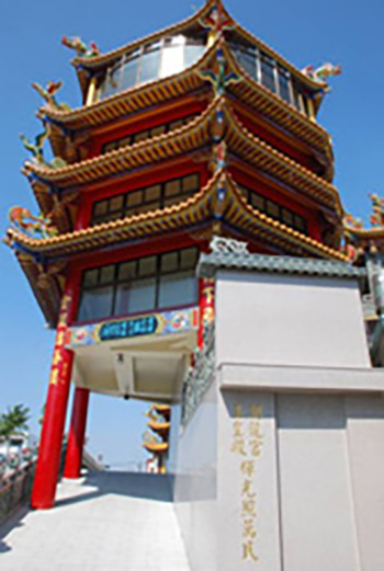 耗資6百萬元，高雄市僅見的360度旋轉觀景台高19公尺，可眺望高雄市區及台灣海峽日夜景色。（圖/郭力睿攝）