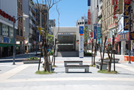 O2鹽埕埔站擁有全國僅見的捷運行人徒步區。（圖/郭力睿攝）