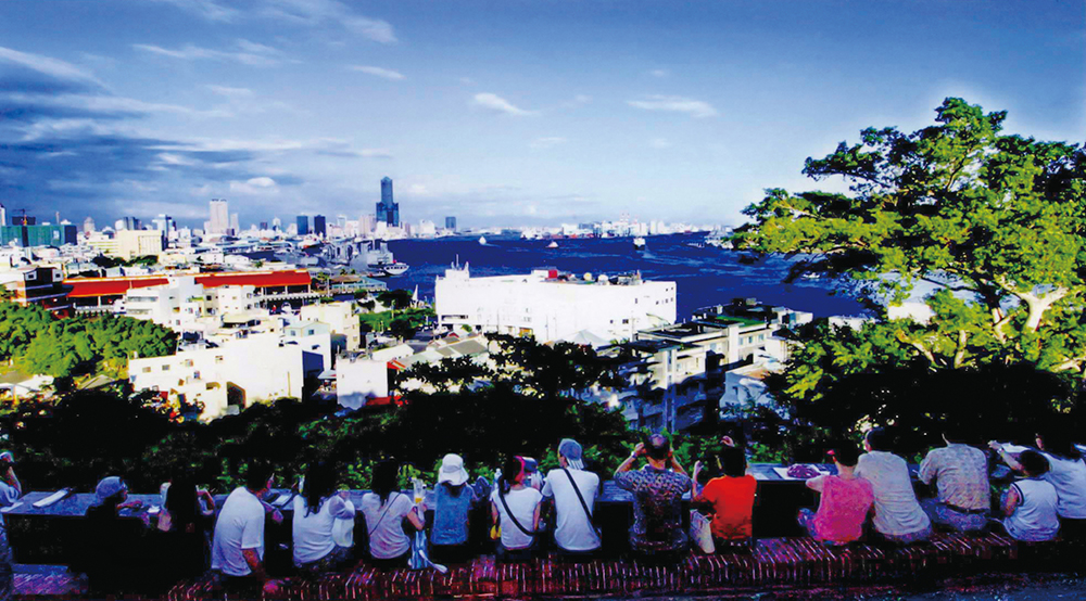 坐在「前清打狗英國領事館」，可遠眺高雄港灣風情。（圖/張忠義攝）
