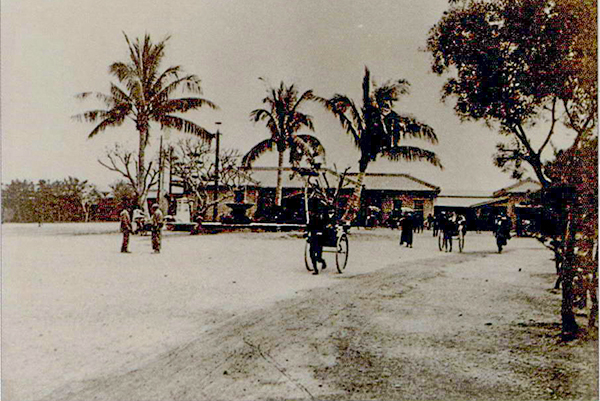 1923年出版的照片中,今日的高雄港站,是第二代的打狗停車場,前方可見噴泉、街燈及人力車,並有椰影構成的南國氣象。(圖/高雄市立歷史博物館提供) 1923年出版的照片中,今日的高雄港站,是第二代的打狗停車場,前方可見噴泉、街燈及人力車,並有椰影構成的南國氣象。(圖/高雄市立歷史博物館提供)