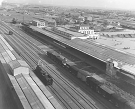 舊高雄火車站興建於西元1941年(昭和16年),為了經濟與市區發展需要,及日人「南進」策略而興建,當時火車站四周全是稻田,遠遠就能望見三層樓高的建築。(圖/高雄市立歷史博物館提供) 舊高雄火車站興建於西元1941年(昭和16年),為了經濟與市區發展需要,及日人「南進」策略而興建,當時火車站四周全是稻田,遠遠就能望見三層樓高的建築。(圖/高雄市立歷史博物館提供)