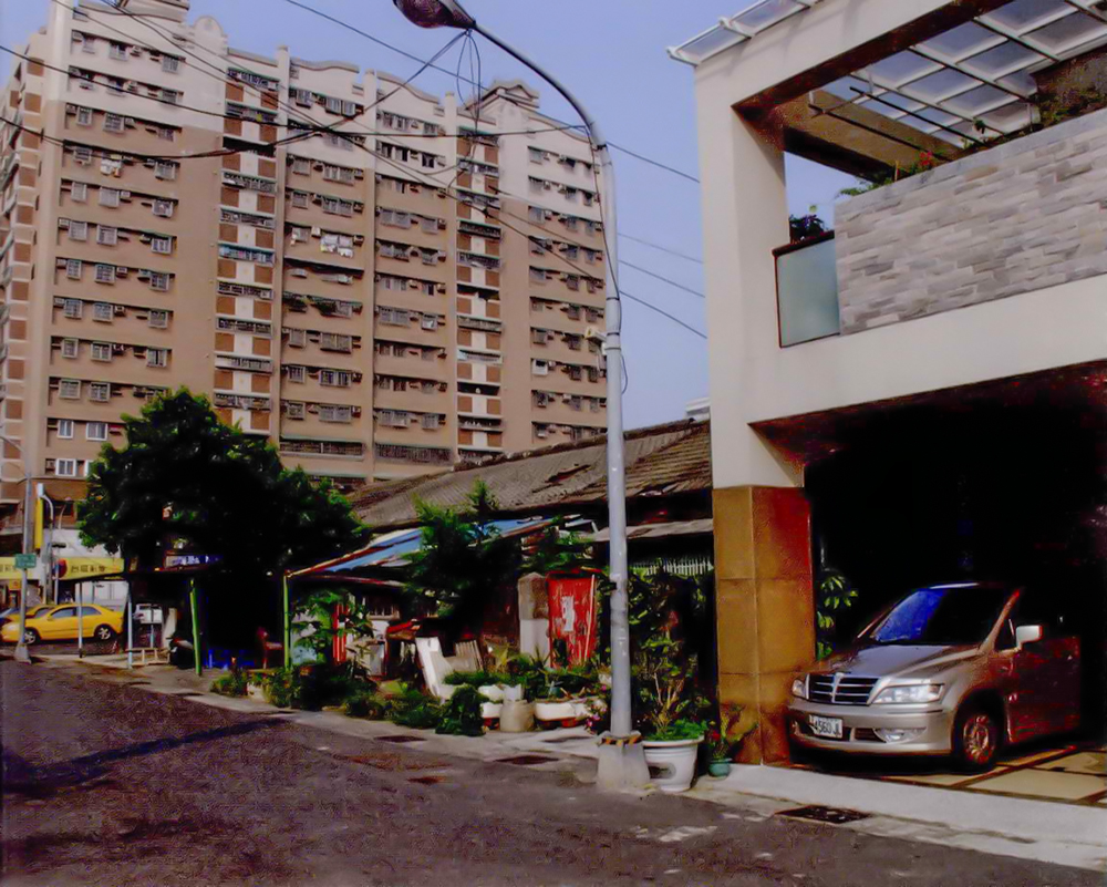 兩棟嶄新建物的中間，夾雜老式平房，在鹽埕區處處可見。（圖/郭力睿攝）
