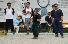 法式滾球在台灣只推廣兩年，尚在起步階段，但高雄很多老師及市府員工在運動會上卻很賣力的練習。（圖/郭力睿攝）