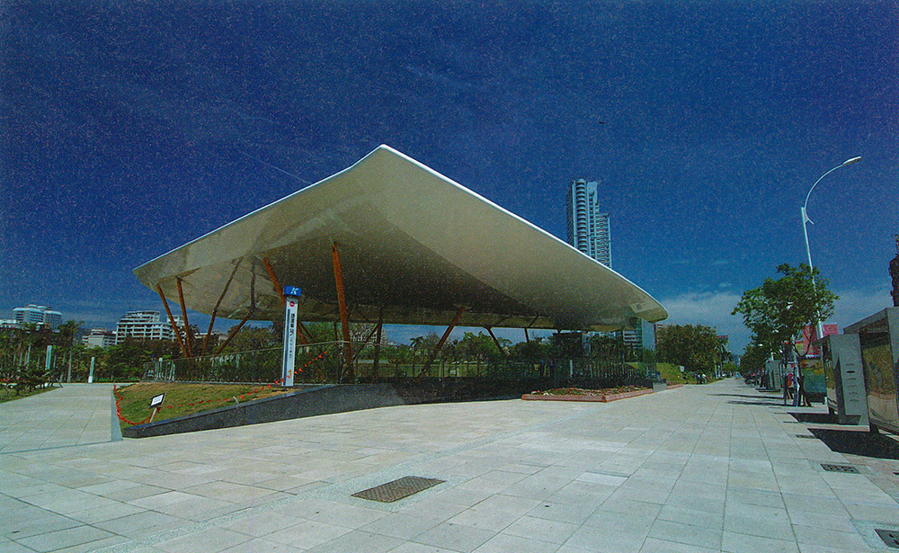 R9中央公園站出入口採輕巧之組構方式及金屬材質，充分展現結構力學與美學，襯托出「飛揚」之設計意象。（圖/鮑忠暉攝）