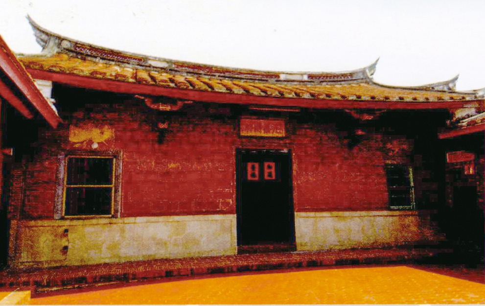 楠梓楊家古厝肇建於清光緒(1882)年間，磚造為清制官邸式建築，屋頂燕尾型，一般民房不得擅自僭越。（圖/張忠義攝）