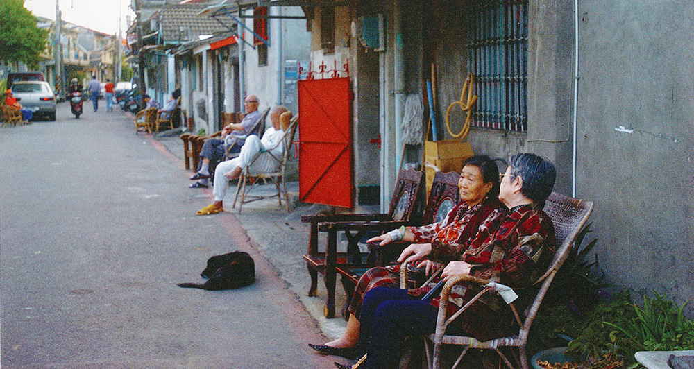 眷村老人家在門前納涼、話家常的場景,已成昨日黃花。(圖/張忠義攝) 眷村老人家在門前納涼、話家常的場景,已成昨日黃花。(圖/張忠義攝)