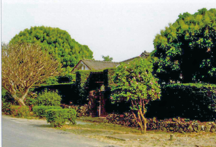 明德新村內戶戶住家格局方正寬敞,為獨門獨院的日式內部木質平房,因限定核配將級專用,有「將軍村」的美稱。 明德新村內戶戶住家格局方正寬敞,為獨門獨院的日式內部木質平房,因限定核配將級專用,有「將軍村」的美稱。