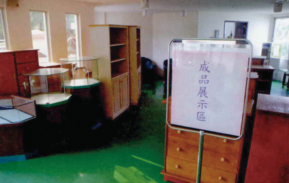「巨大廢棄物再生廠」設有成品展示區，經改造後的家具外相、品質都不差。（圖/郭力睿攝影）