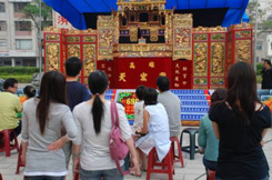高雄在地的布袋戲團走入社區巡演，吸引民眾駐足參觀。(圖/侯志勇攝)