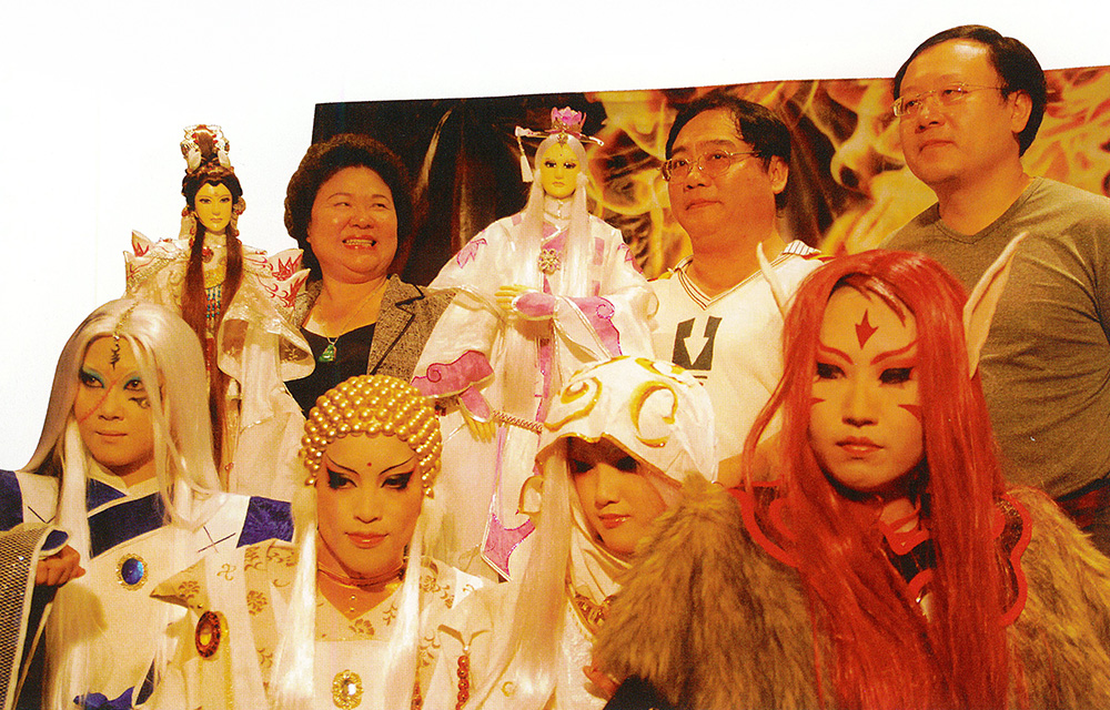 「2008愛河布袋戲展演祭－英雄會之偶像世紀」活動長達兩個月，高雄市長陳菊（左一）手持劇偶現身，與布袋戲同人誌的coser一起造勢。(圖/高雄市政府文化局提供)